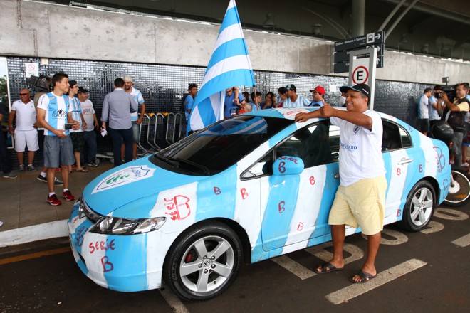Torcedor do Londrina com o carro estilizado na chegada do time após o vice na Série C do Brasileiro. | Roberto Custodio/Jornal de Londrina