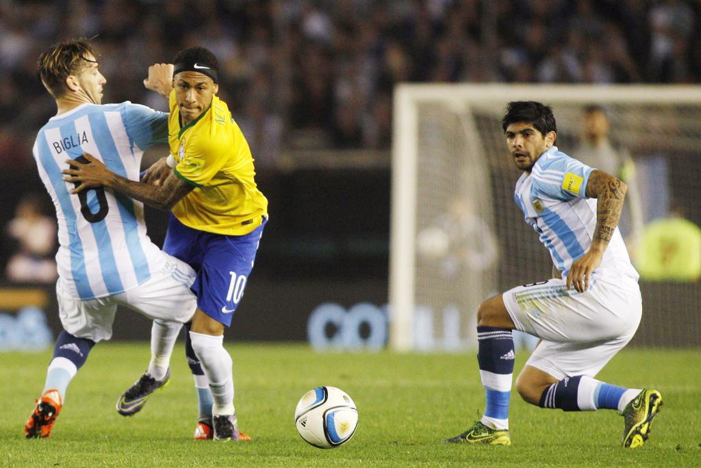 Neymar não conseguiu passar pela defesa da Argentina em Buenos Aires. | Martin Acosta/Reuters