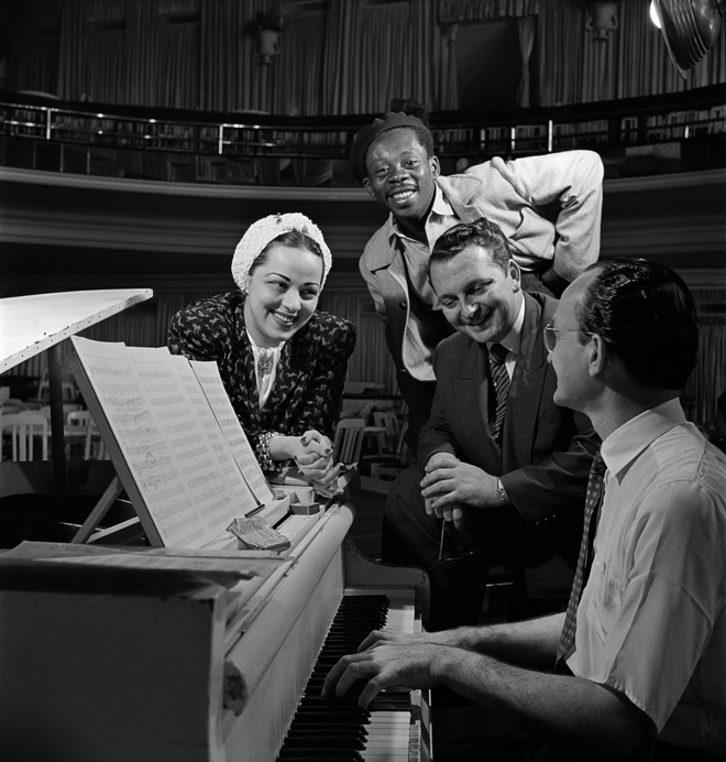 Linda Batista, Grande Otelo, Herivelto Martins e Ary Barroso (ao piano). | 