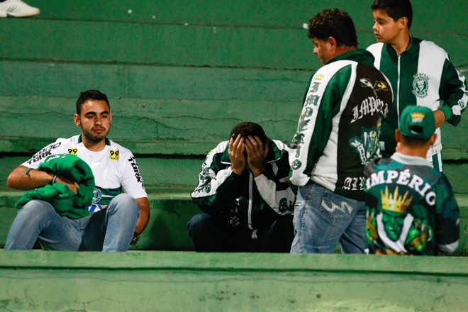 Torcedor lamenta empate do Coritiba com o Figueirense. | Daniel Castellano/Gazeta do Povo