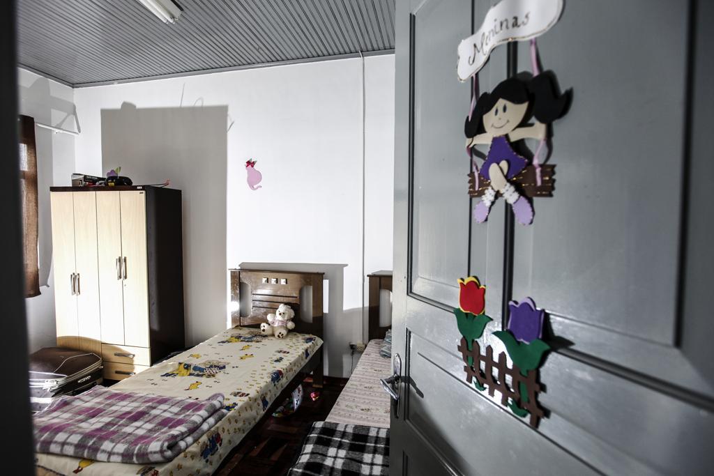 Um dos quartos do abrigo: adolescente de 12 anos vive no local com a filha de oito meses. | André Rodrigues/Gazeta do Povo