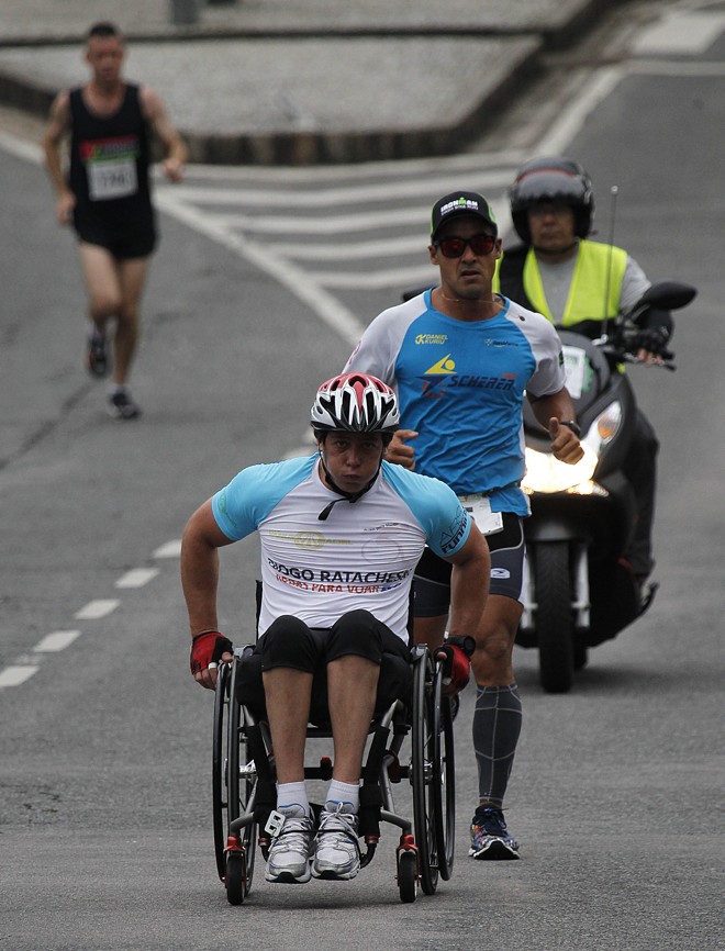 Cadeirante participa da maratona. | Jonathan Campos/Gazeta do Povo