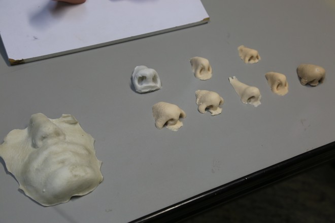 Moldes de borracha: quando um cadáver chega com o rosto deformado, os moldes são utilizados para a recomposição da face. | Ivonaldo Alexandre/Gazeta do Povo