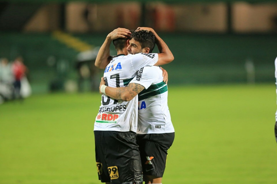 Henrique Almeida comemora o gol da vitória do Coxa sobre o Santos no Couto sem torcida. | Ivonaldo Alexandre/Gazeta do Povo