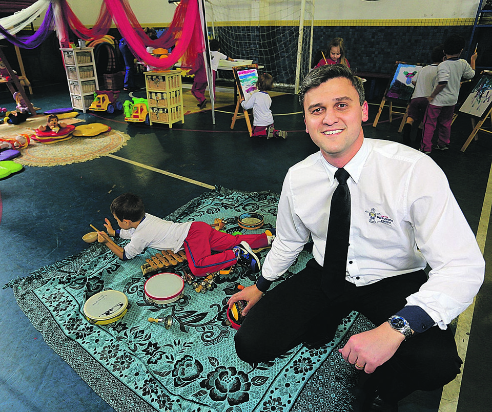 O Pequeno Polegar ensina como profissionalizar gestão das escolas Haroldo Andriguetto Júnior, coordenador geral da escola: negócio familiar virou referência em educação. | Fotos: Ivonaldo Alexandre/Gazeta do Povo