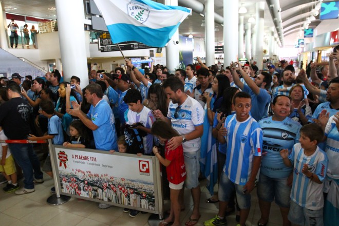 Torcida do Londrina foi recepecionar o time no aeroporto após o vice na Série C. | Roberto Custodio/Jornal de Londrina
