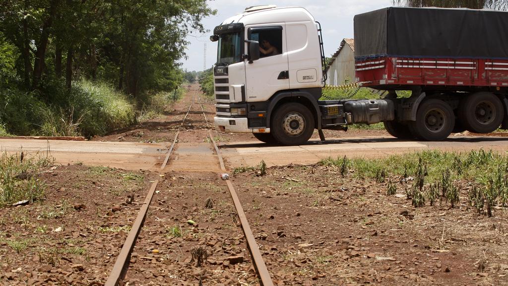 Ferrovia abandonada em Maracaju: ligação até Paranaguá reduziria custos de transporte em Mato Grosso do Sul e no Paraná. | Hugo Harada/Gazeta do Povo