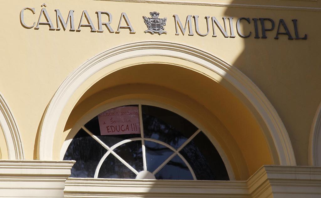 Detalhe do prédio da Câmara de Curitiba: cadeiras da Casa estarão em jogo nas eleições. | Jonathan Campos/Gazeta do Povo