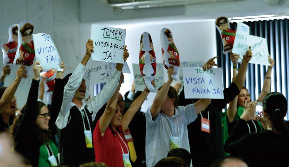 Militantes do PMDB pediram a Temer para vestir a faixa presidencial de Dilma. O vice silenciou por segundos e recusou o pedido. | José Cruz/Agência Brasil