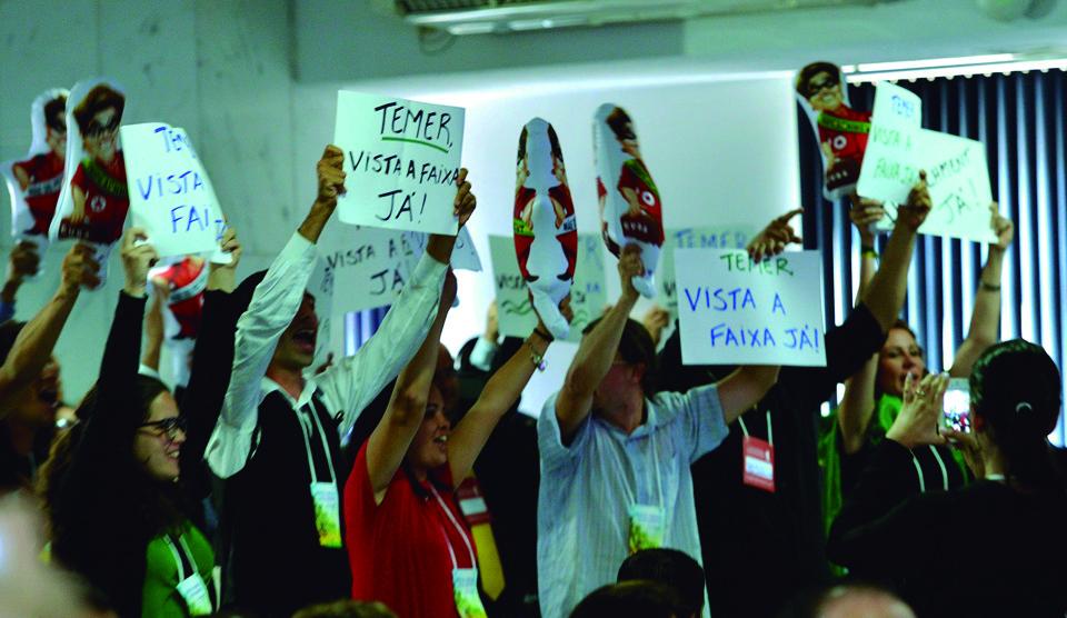 Militantes do PMDB pediram a Temer para vestir a faixa presidencial de Dilma. O vice silenciou por segundos e recusou o pedido. | José Cruz/Agência Brasil