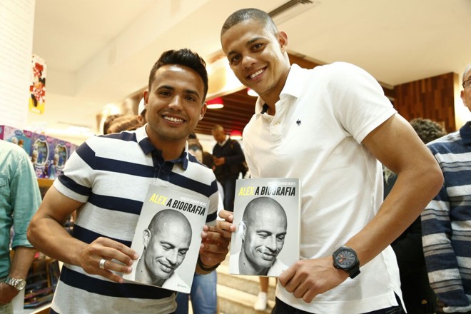 O lateral Ivan e o zagueiro Walison Maia, ambos do Coxa. |