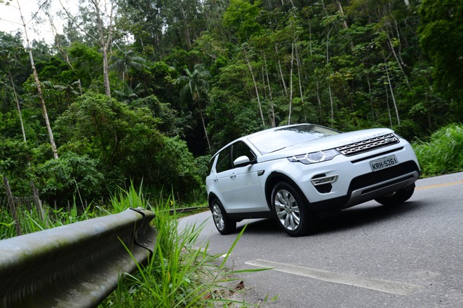 O modelo, que será fabricado no Brasil, mostra que tem força em terrenos off road e ótimo desempenho na estrada, sem abrir mão das qualidades de um carro de luxo. | Fernanda Freixosa/Land Rover