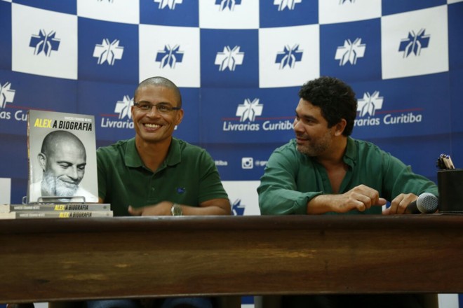 Alex e o escritor carioca Marcos Eduardo Neves, autor do livro. |
