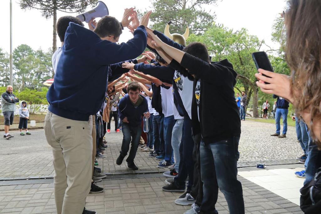 Estudantes deram as boas-vindas aos candidatos nos locais das provas | Pedro Serapio/Gazeta do Povo