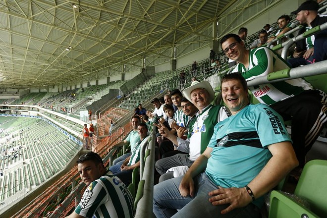 Torcida coxa-branca empurrou o Coxa em São Paulo. | Hugo Harada/Gazeta do Povo