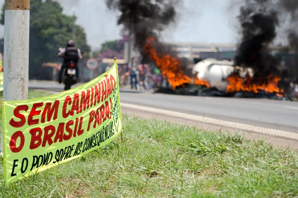 Em uma tentativa de desestimular a greve, o governo federal aumentou nesta quarta (11) as multas e sanções a motoristas que obstruírem deliberadamente as rodovias e estradas do país | Marcelo Camargo/Agência Brasil