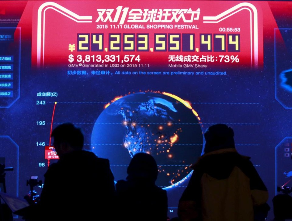 Telão em Pequim, na China, mostra contagem regressiva para o início da promoção do grupo Alibaba | Kim Kyung-Hoon/Reuters