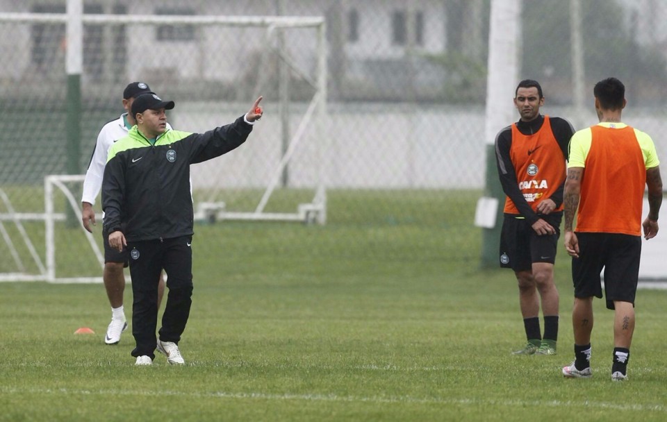 Pachequinho comanda treino do Coritiba para o jogo com o Corinthians. | Antonio More/Gazeta do Povo