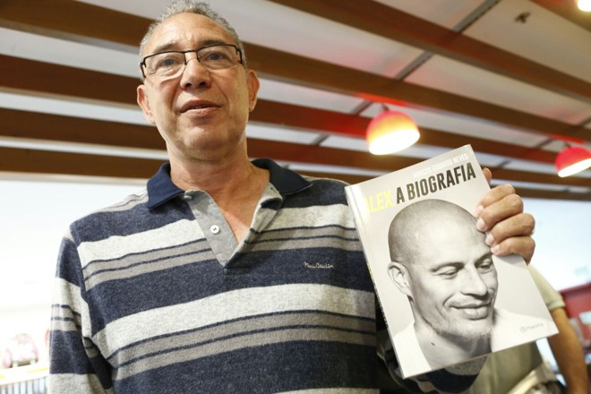Tostão, jogador do Coxa nos anos 80 e 90, grande ídolo na infância de Alex, prestigia o pupilo. |