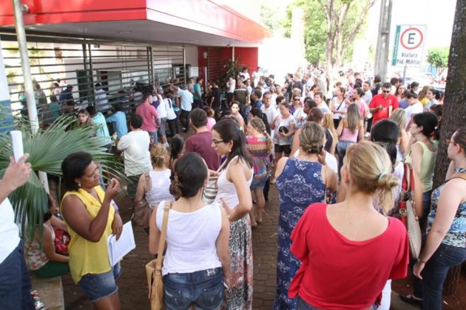 Candidatos esperam o portão abrir em Londrina para o “Superconcurso”: problemas. | Arquivo/Jornal de Londrina