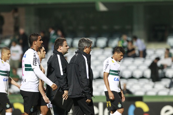 Coritiba deixa o gramado sob vaias da torcida após empate com o Figueirense | Daniel Castellano/Gazeta do Povo