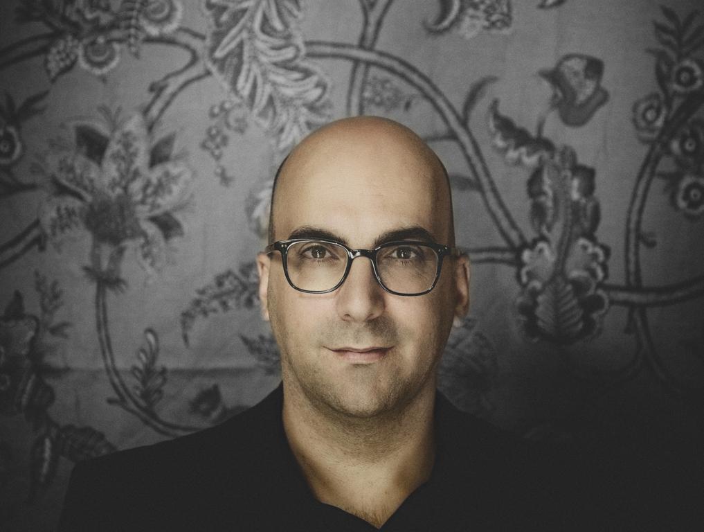 Narrativa de personagem se mistura à de famosos como Valter Hugo Mãe. | Nelson D'aires/Divulgação