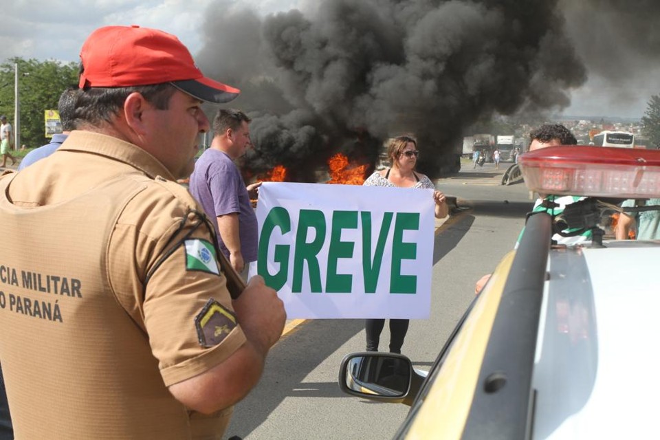 Manifestação na PRC-373, em Ponta Grossa, teve até pneu queimado. | Fabio Matavelli/Diário dos Campos