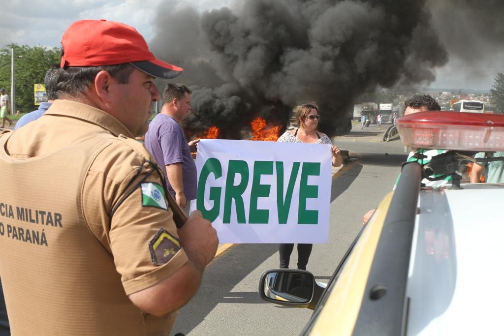 Manifestação na PRC-373, em Ponta Grossa, teve até pneu queimado.
