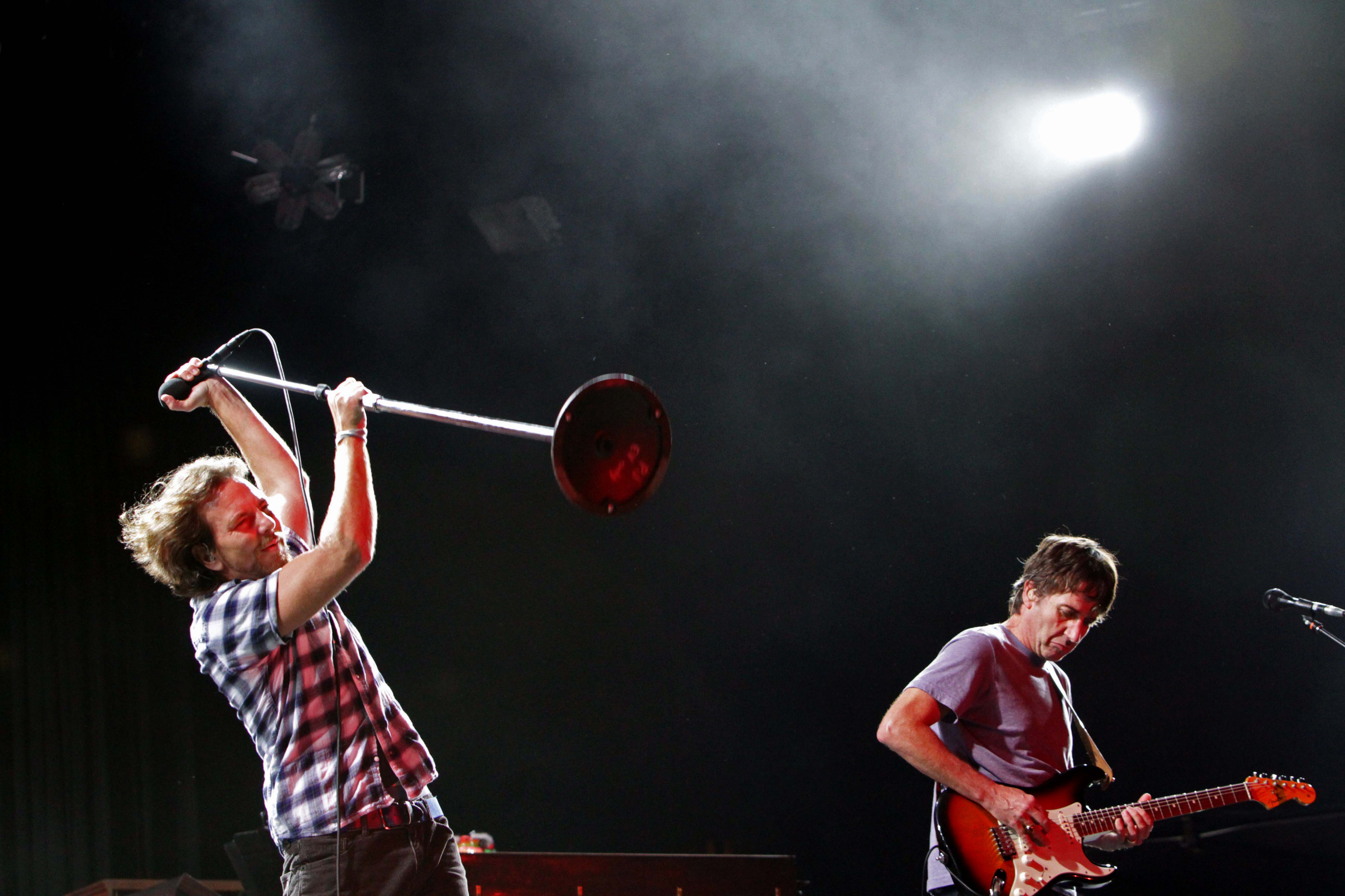 Vocalista Eddie Vedder anunciou que a banda pretende criar um fundo de assistência para os atingidos pelo desastre. | Daniel Castellano/Gazeta do Povo