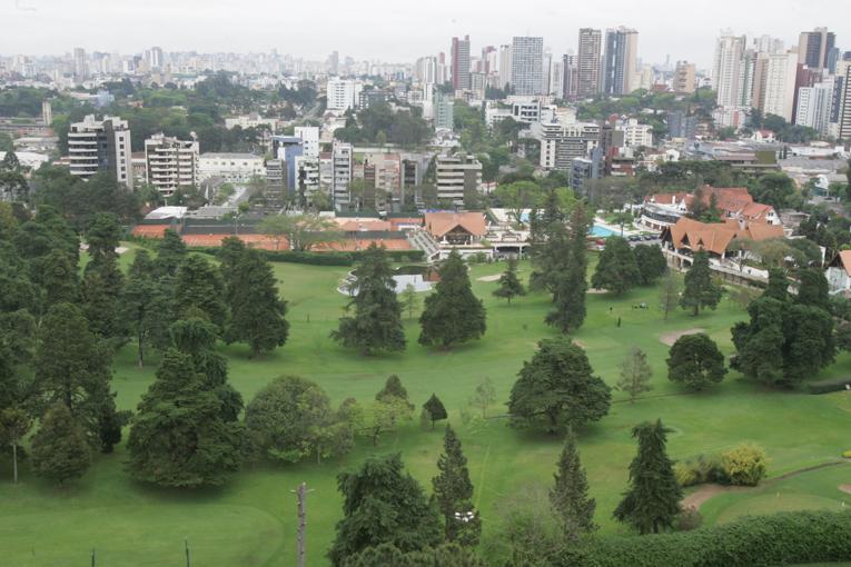 Vista de edifícios ao lado do Graciosa Country Club: bairro tem poucos terrenos e muito interesse do mercado imobiliário. | ANIELE NASCIMENTO/ANIELE NASCIMENTO
