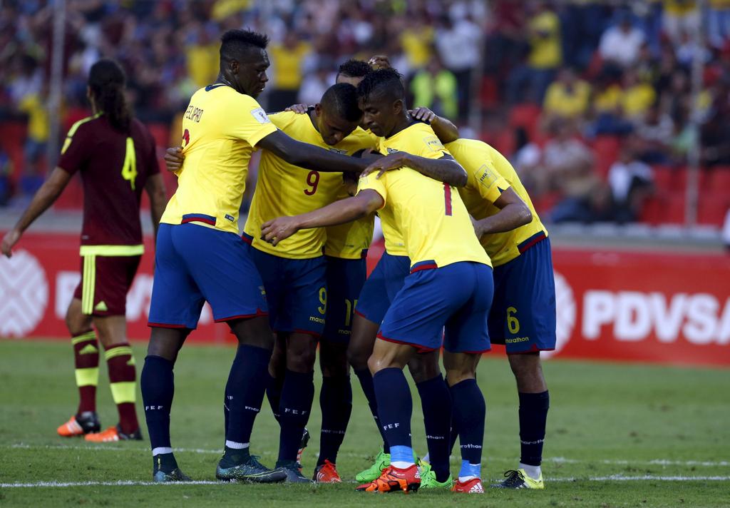 Equatorianos comemoram a vitória diante da Venezuela. | Carlos Garcia Rawlins/REUTERS
