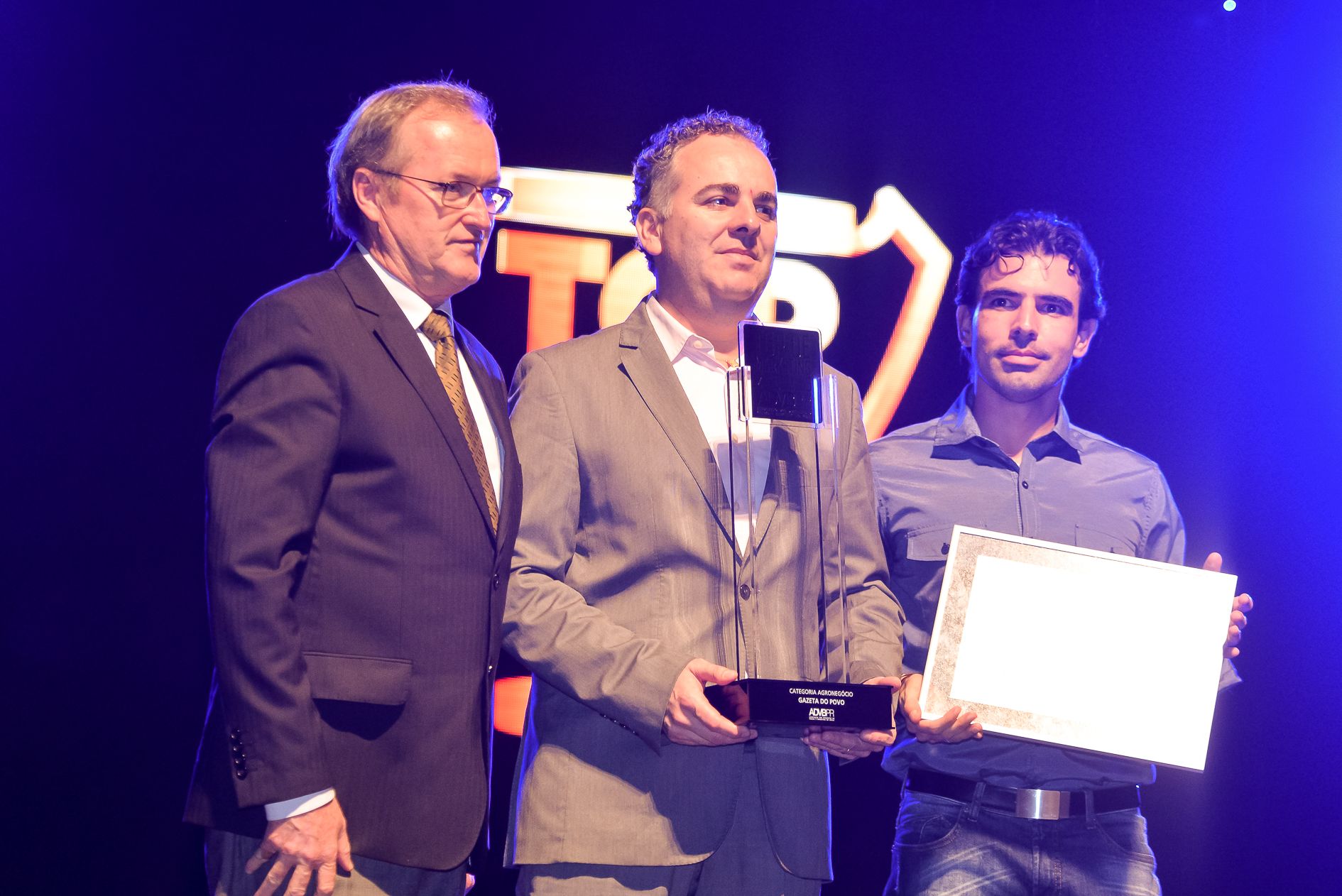 José Roberto Ricken, do Sistema Ocepar (à esq), entregou a premiação a Giovani Ferreira, do Núcleo de Agronegócio Gazeta do Povo, e Axeu Beluca, diretor de Marketing da Gazeta do Povo Jornais. | Priscilla Fiedler/Divulgação