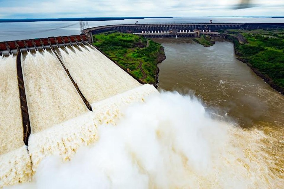 Há quatro anos as calhas não eram abertas simultaneamente | Divulgação/Itaipu Binacional