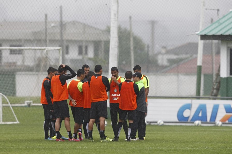 Elenco do Coxa reunido em treino no CT da Graciosa. | Antônio More/Gazeta do Povo