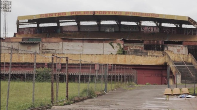 Entrada lateral do estádio. | 