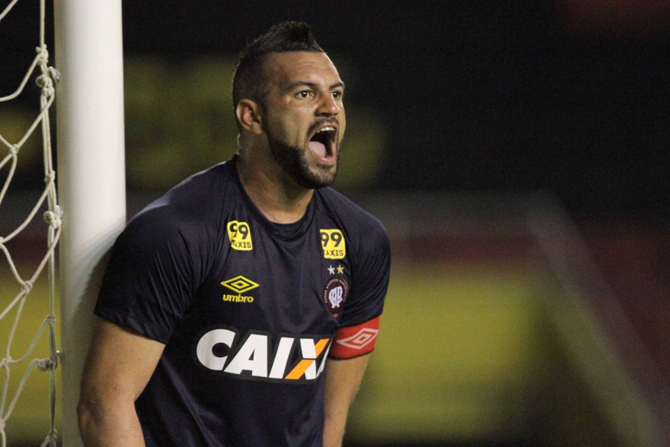 Desde 2012 no Furacão, Weverton se tornou o principal líder rubro-negro. | Marlon Costa/Folhapress