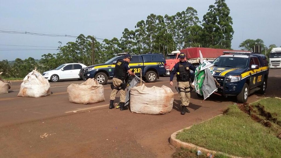 Policiais desmontaram o bloqueio na BR-376, em Apucarana, depois de 48 horas de interdição parcial | Polícia Rodoviária Federal