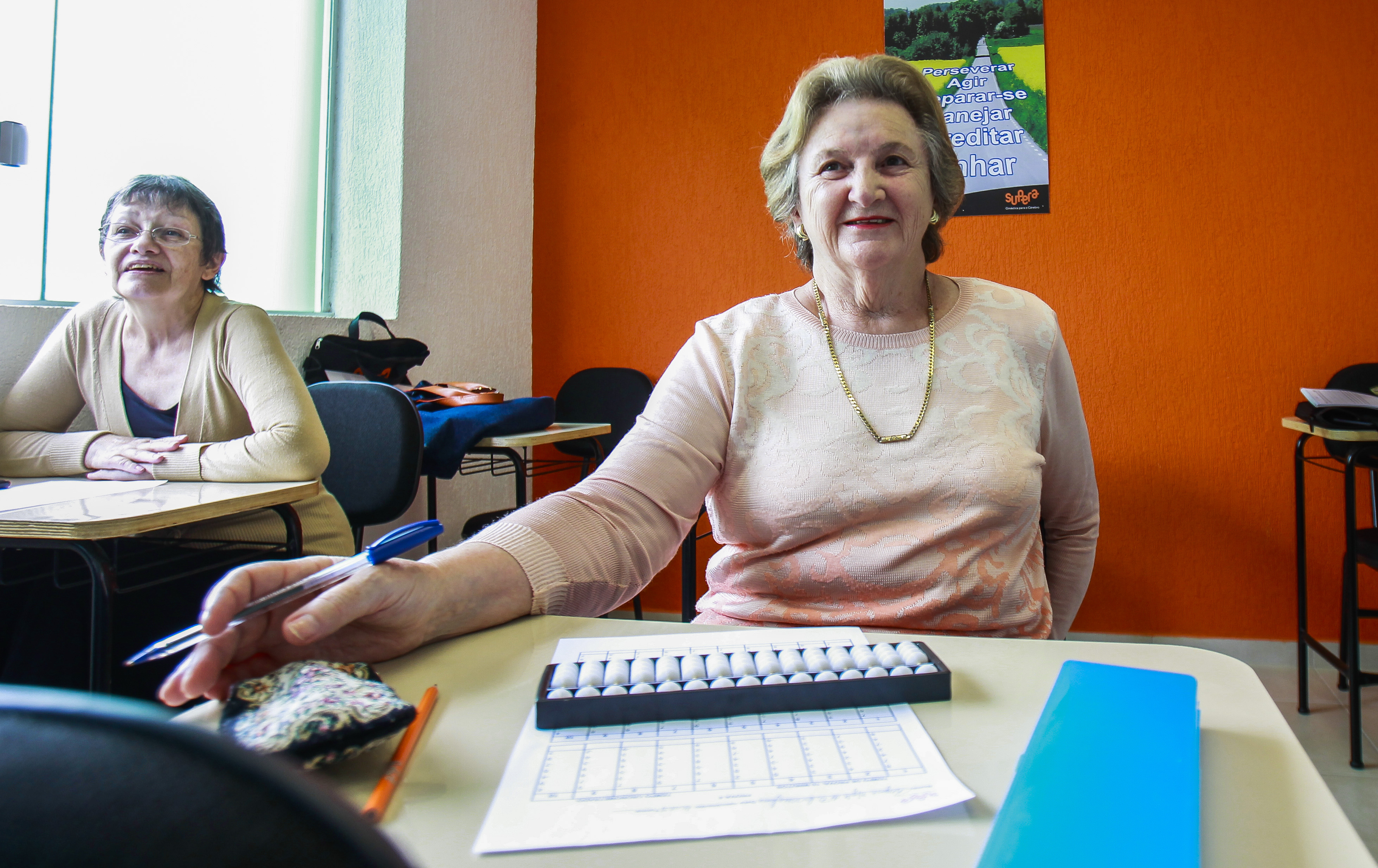 A professora aposentada Regina Lima adotou “academia do cérebro” em sua rotina: prevenção com diversão. |