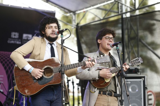 Irmãos Carrilho na Praça da Espanha. | Hugo Harada/Gazeta do Povo