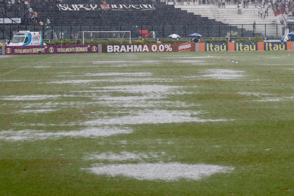 Árbitro confirma início de Vasco x Santos para as 18 horas Gramado do São Januário alagado. | Rudy Trindade/Folhapress