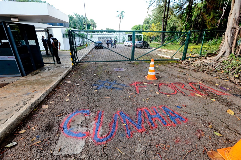 Entrada da casa de Eduardo Cunha em Brasília: pichação e protesto. | Alan Marques/Folhapress