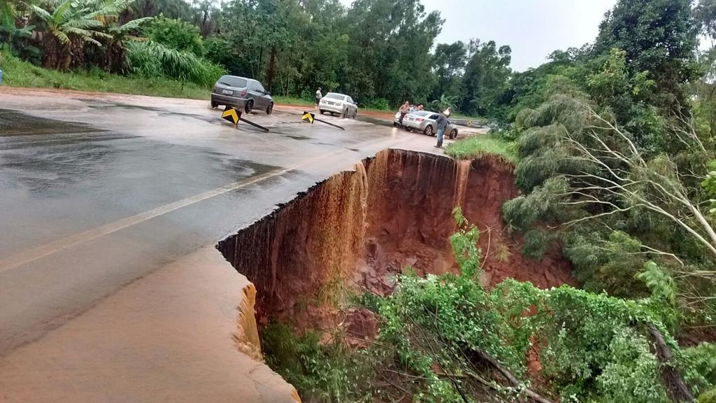 Barreira rompeu no km 272 da PR-323 | PRE 4º Batalhão/Divulgação