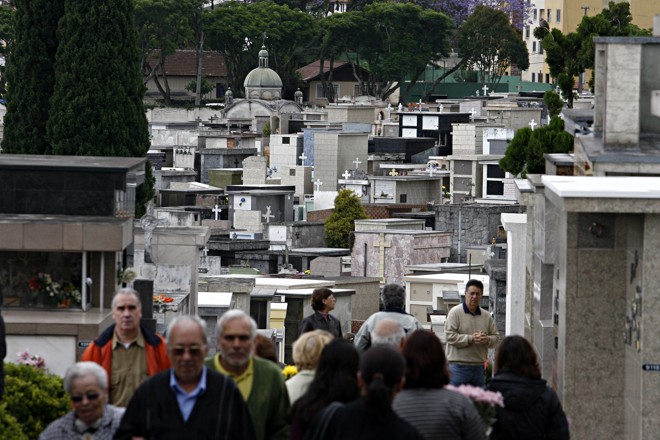 Cemitério Água Verde: no Brasil, culto aos mortos tem tom solene. | Felipe Rosa / Agência de Notícia Gazeta do Povo