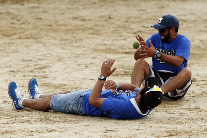 Campeonato Mundial de Bets realizado na Praça Menonitas no Boqueirão - Jogo de confraterzinação dos organizadores do evento. | Albari Rosa/Gazeta do Povo