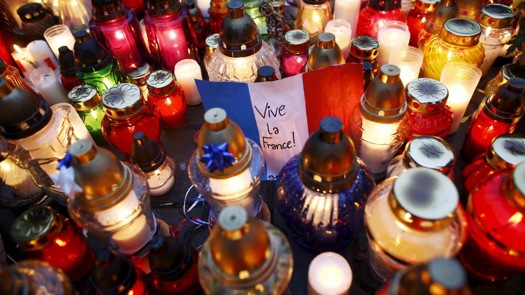 Memorial para as vítimas em Paris desafia: “Vive la France!”. | Kacper Pempel/Reuters