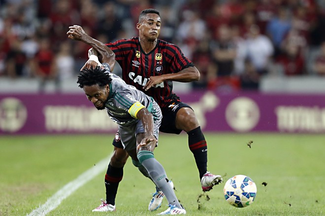 Lateral Eduardo tenta passar pela marcação do palmeirense Zé Roberto. | Albari Rosa/Gazeta do Povo