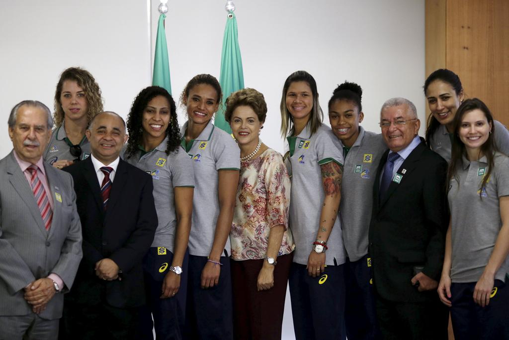 Seleção de handebol em visita a presidente Dilma Rousseff. | UESLEI MARCELINO/REUTERS