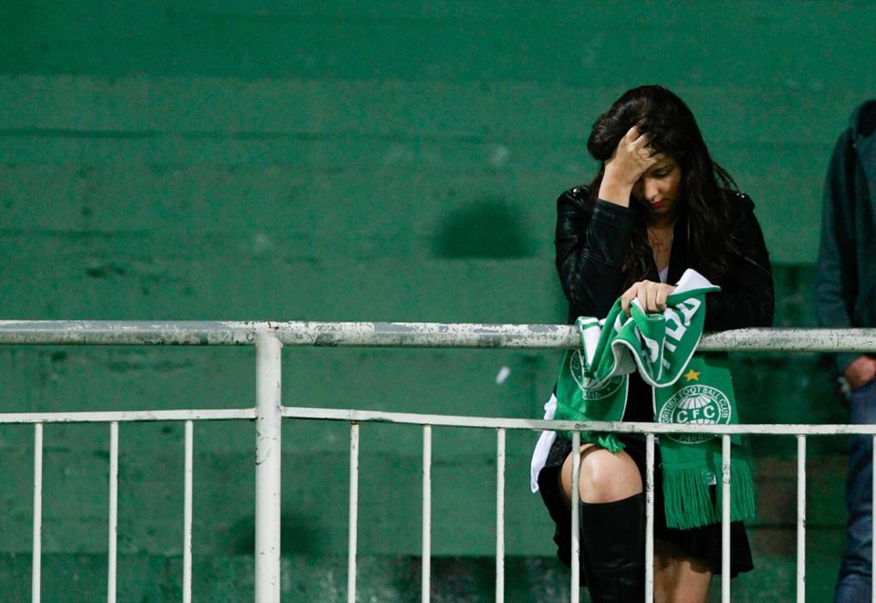 Torcedora do Coxa angustiada na arquibancada do Couto Pereira | Daniel Castellano/Gazeta do Povo
