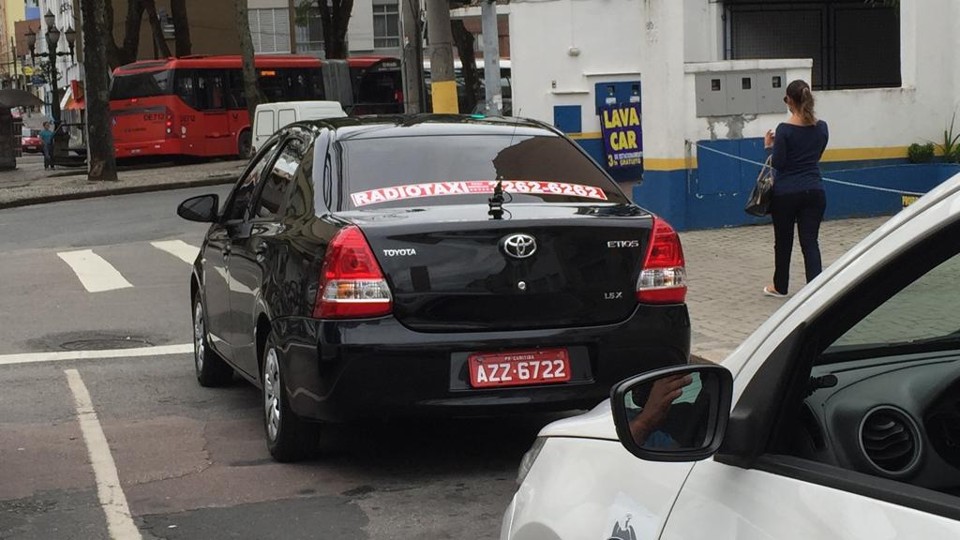 Sinal verde para o Uber genérico em Curitiba. A coluna registrou ontem um dos modelos da Rádio Táxi Faixa Vermelha em circulação na cidade. | Reinaldo Bessa