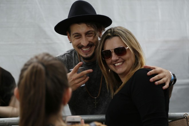 Fãs aproveitam para tirar fotos com os músicos da Leash depois do show nas Ruínas. | Henry Milléo/Gazeta do Povo